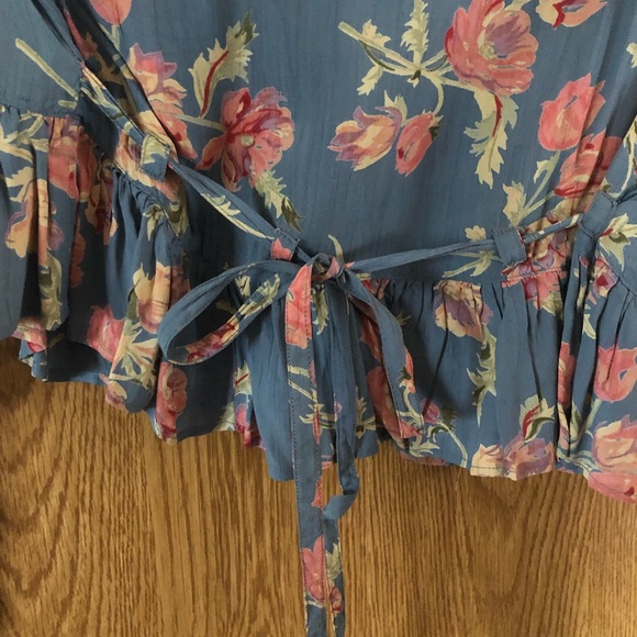 Feminine Floral Crop Blouse - Picture 3 of 5